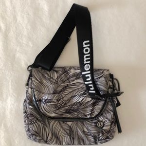 ⭐️Lululemon Purse⭐️